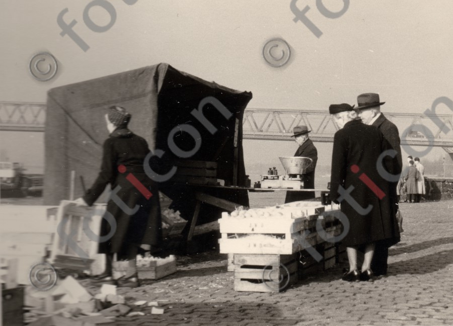 Apfelkahn vor der Altstadt (foticon-duesseldorf-0025.jpg)